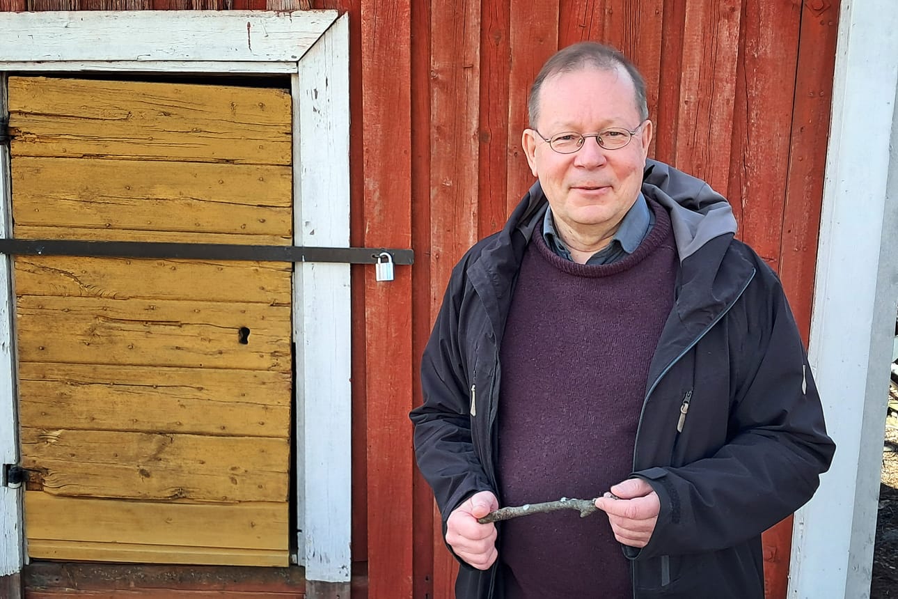 Kustantaja Matti Ylipiessa Kemin Meripuistossa. Historia kiinnostaa häntä ja se näkyy myös hänen kustantamiensa kirjojen nimekkeissä.
