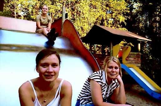 Kämppisten kanssa. Kommuunielo Esikoulussa on haastavaa, mutta hauskaa. Anna Maria, Maija ja Nina levähtävät iltalenkin päätteeksi pihansa liukumäessä.