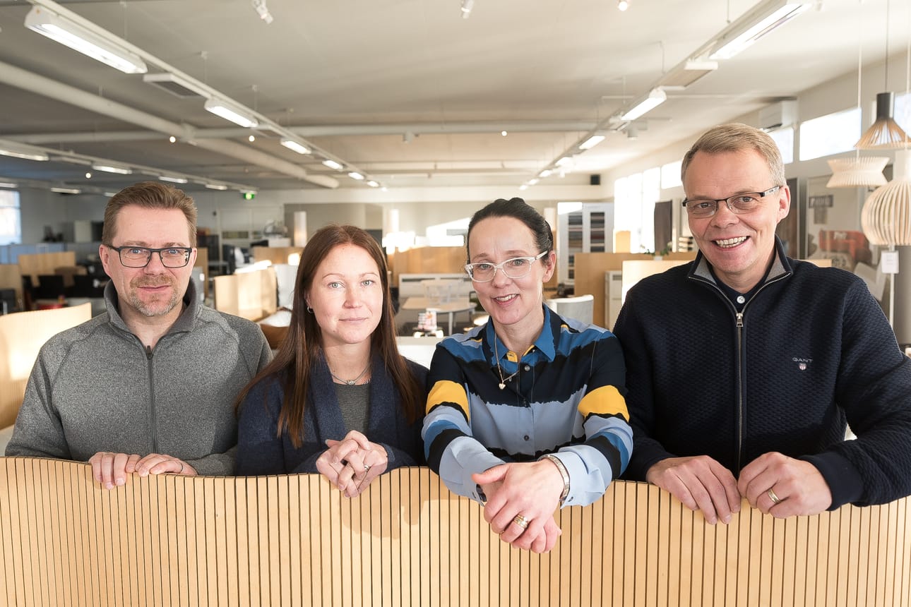 Kalustetalo Tuovisen yrittäjät Jari (oik.) ja Maarit Tuovinen sekä Kuusamon Värisilmän yrittäjät Sanna Määttä-Multas ja Anssi Karjalainen odottavat innolla alkavaa yhteistyötä saman katon alla. Värisilmän kolmantena yrittäjänä toimii kuvasta puuttuva Sami Ruokangas.