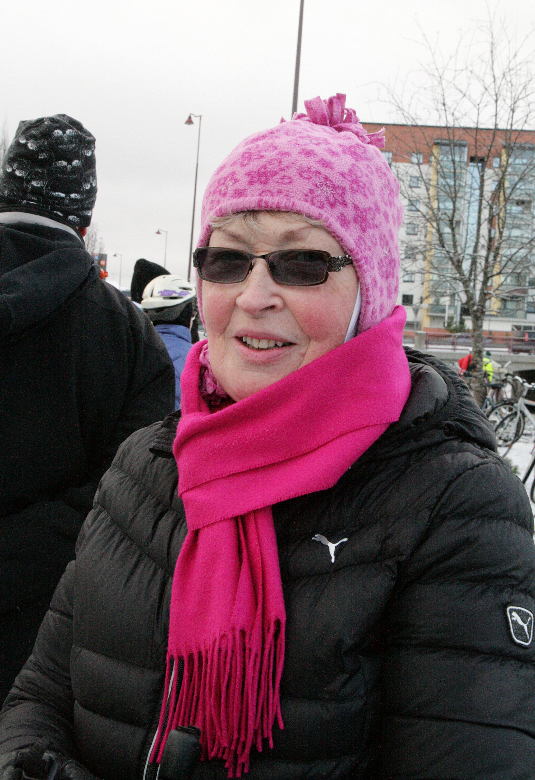 Elli Pavic  ”Olen monet kerrat kävellyt Baanaa pitkin jo ennen avajaisia. Aluksi en tiennyt kävelijöiden ja pyöräilijöiden kaistoja, sillä niitä ei oltu vielä maalattu katuun. Eiköhän niitä näy nytkään lumen alta.  Kävelijöitä voisi huomioida myös niin, että pyörätien vieressä olisi kävelypiennar ilman asfalttipintaa. Nythän ihmiset kävelevät pyörätien vierellä nurmialueella. Mutta yleensä ottaen täältä löytyy hyviä kävelylenkkejä paljon.”