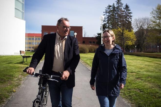 Professori Arto Rajala ja tutkijatohtori Mona Enell-Nilsson ovat selvittäneet joukkoliikenteen ja pyöräilyn kehittämistä Vaasassa hiilineutraaliuden saavuttamisen näkökulmasta. KUVA: JARNO PELLINEN