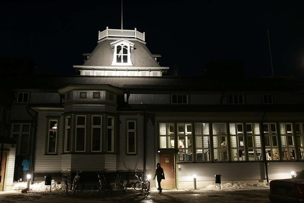 Nuortenkahvila Bysiksessä sammutettiin valot tunniksi Maailman luonnonsäätiön Earth Hour -tempauksen merkiksi vuosi sitten.
