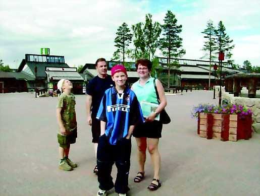 Bulgarian jälkeen Saariselälle. Anne, Juhani, Janne ja Jonne Saarikko yllättyivät Joulupukin Pajakylässä napapiirillä tarjonnan monipuolisuudesta.