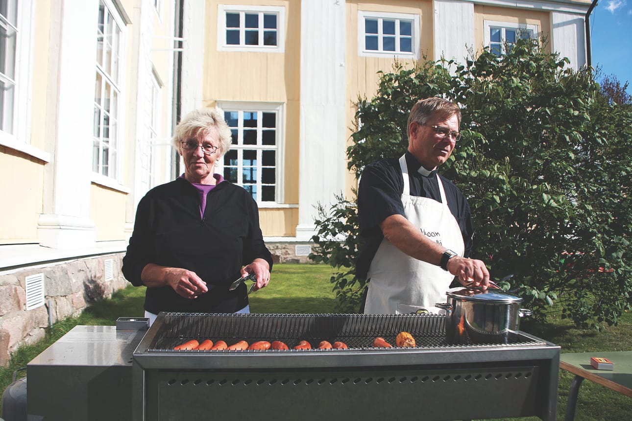 Seurakunnan emäntä Sirkka Puusaari ja kirkkoherra Ilkka Tornberg paistoivat halukkaille makkaraa viime kerralla. Tänäkin vuonna Tornberg nähdään grillin ääressä.