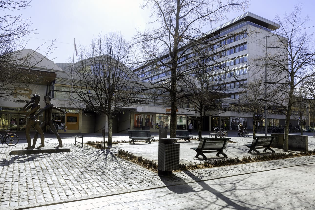 Jättiruutu asennetaan näille paikkeille Hovioikeudenpuistikolle.