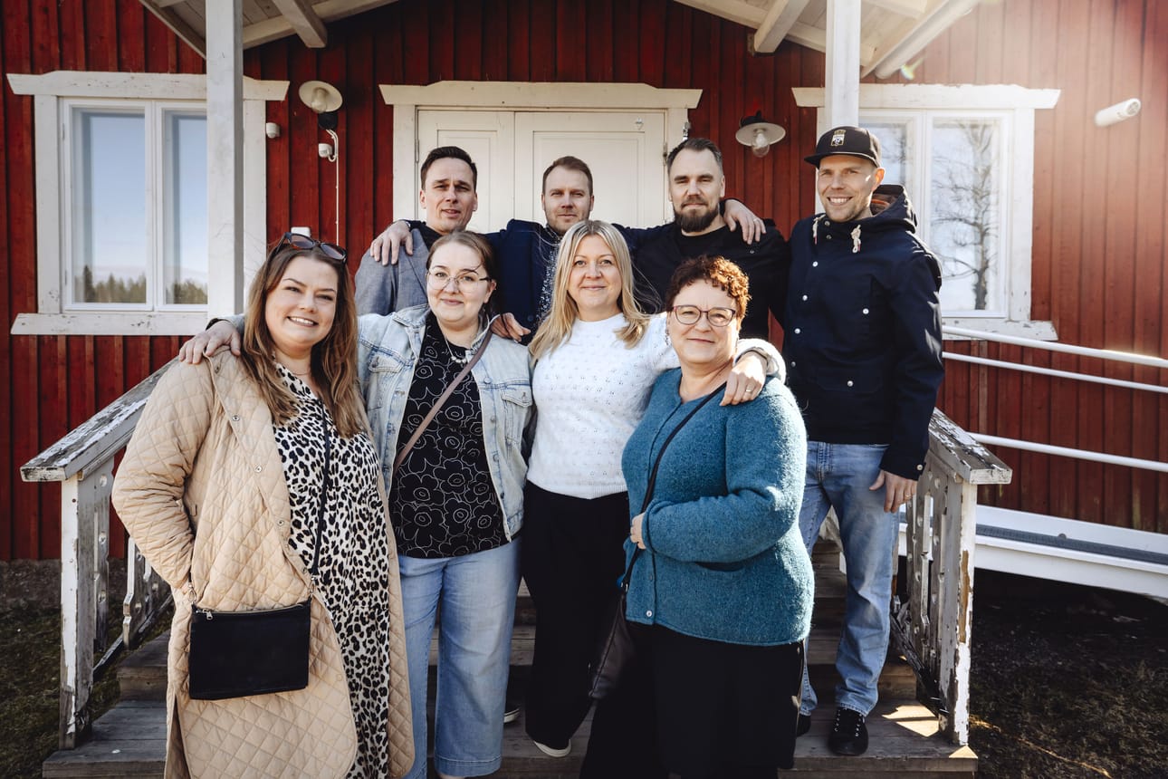 Kyläaktiiveilla on syytä hymyyn, sillä yhteisen hyvän eteen puurtaminen toi Munakan kylälle kunniamaininnan. Munakan nuorisoseurantalon portailla vasemmalla ylhäällä Juha Kuusisto, Ari Ketelä, Riku Korpela, Tero Alavainio. Alhaalla Helena Yli-Harja, Tiina Vaaranmaa, Jenna Koivisto ja Merja Riikonen.