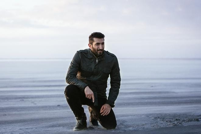 Pullosta löytyvä salaperäinen viesti vie Pullopostissa Assadin (Fares Fares) Jyllantiin karulle keikalle. KUVA: TV5