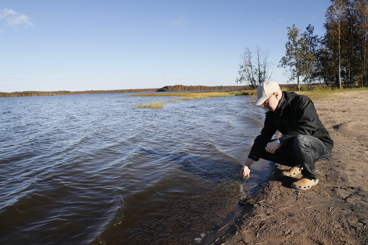 Keskeisellä paikalla sijaitsevan vesistön kunto harmittaa Petri Kanniaista ja muitakin järvellä kalastaneita.