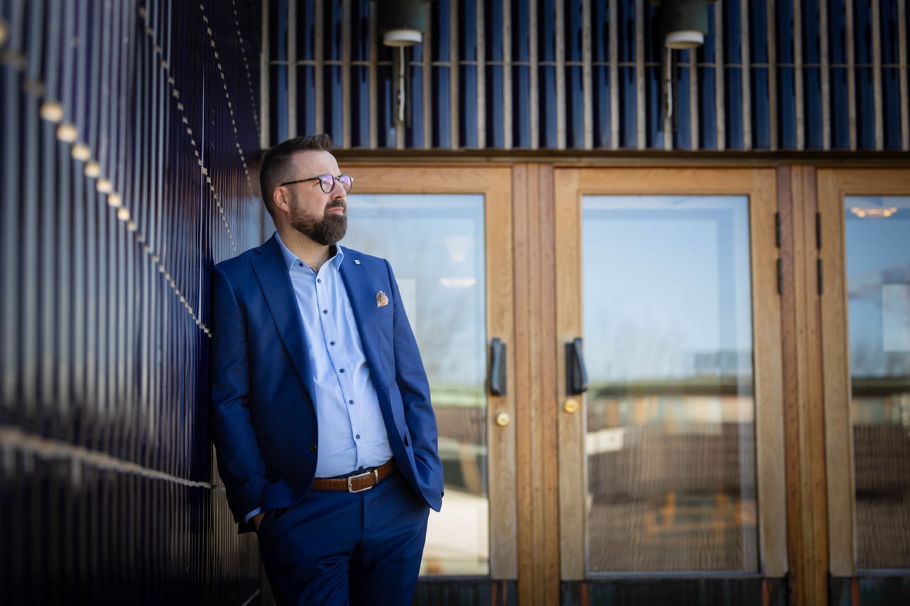 Seinäjoen kaupunginjohtaja Jaakko Kiiskilä kertoo, että kaikkiin koulukuulemisiin osallistuneena ja asiaa ympäröivää keskustelua seuranneena, hän ei varsinaisesti ole yllättynyt lautakunnan päätöksestä.
