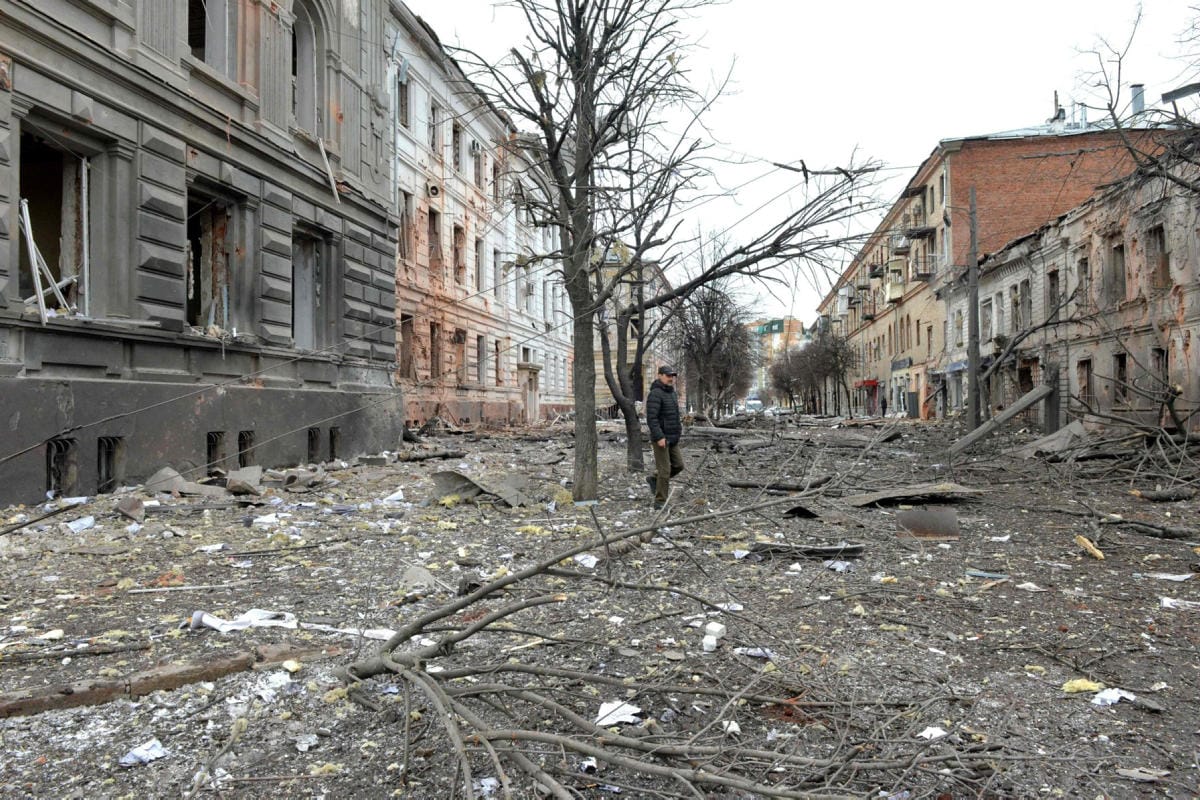 Katunäkymää tulituksen jäljiltä Ukrainan toiseksi suurimmassa kaupungissa Harkovassa 7. maaliskuuta. Lehtikuva/AFP