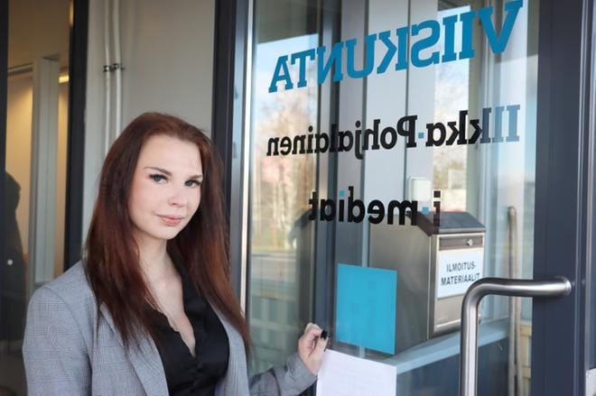 Myyntineuvottelija Miia-Mari Harju on valmiina kohtaamaan asiakkaita Viiskunnassa. KUVA: EEVA-LIISA KULJU