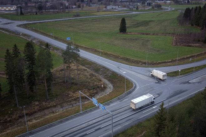 Uusi liittymä Kurikkaan toi mukanaan sellaisia yllättäviä ongelmia, että risteyksen nopeusrajoitus piti laskea 80 kilometristä tunnissa 60 kilometriin tunnissa. Alennettu nopeusrajoitus on ollut käytössä pari vuotta, ja se jatkuu toistaiseksi. KUVA: JARI E. HAKALA
