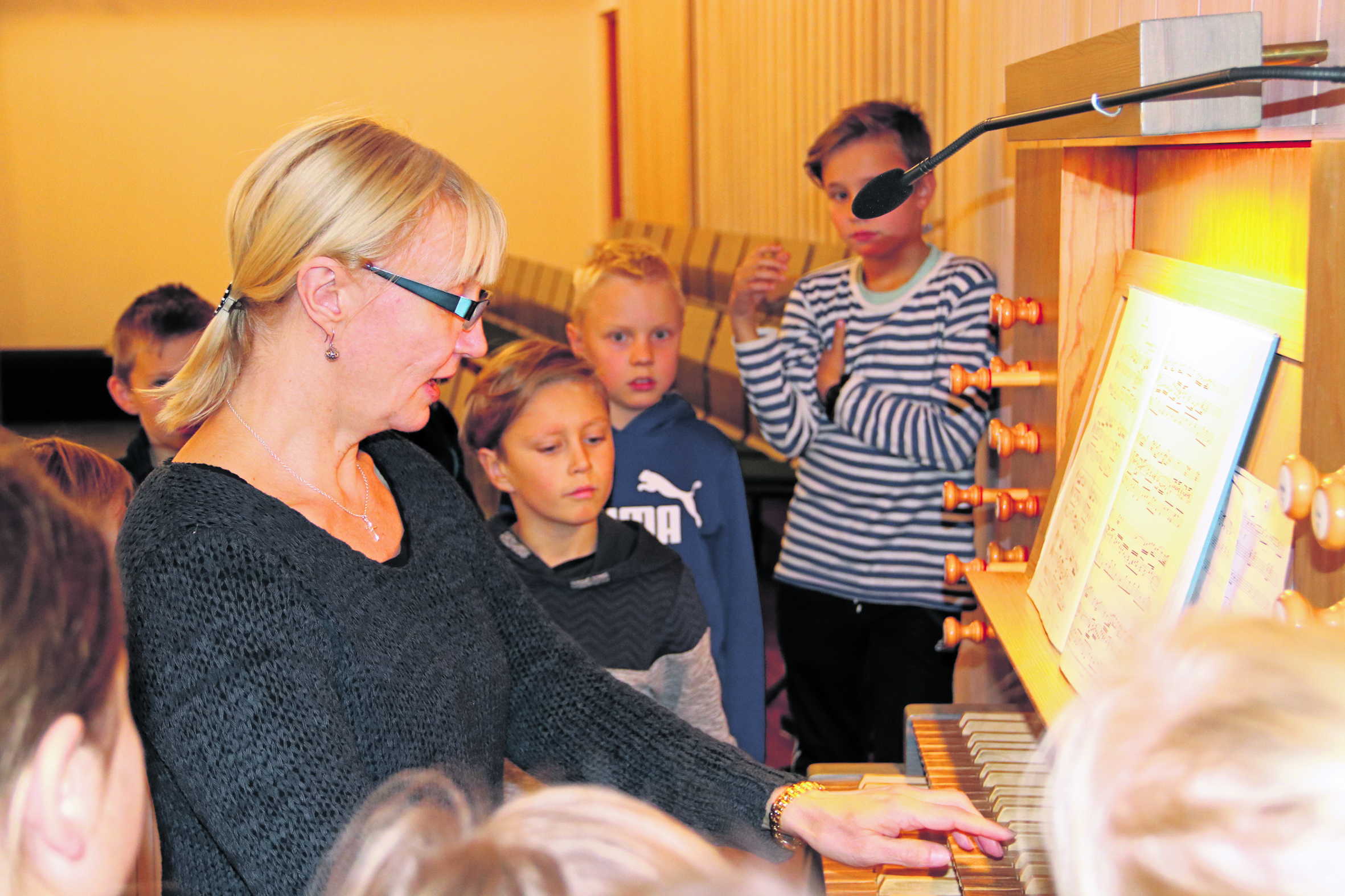 Marjo Irjala esitteli eri instrumentteja, joita uruilla voi imitoida. &rdquo;Voiko tällä soittaa rumpuja?&rdquo;, joku kysyi. Siihen uruista ei sopivaa namikkaa löytynyt.