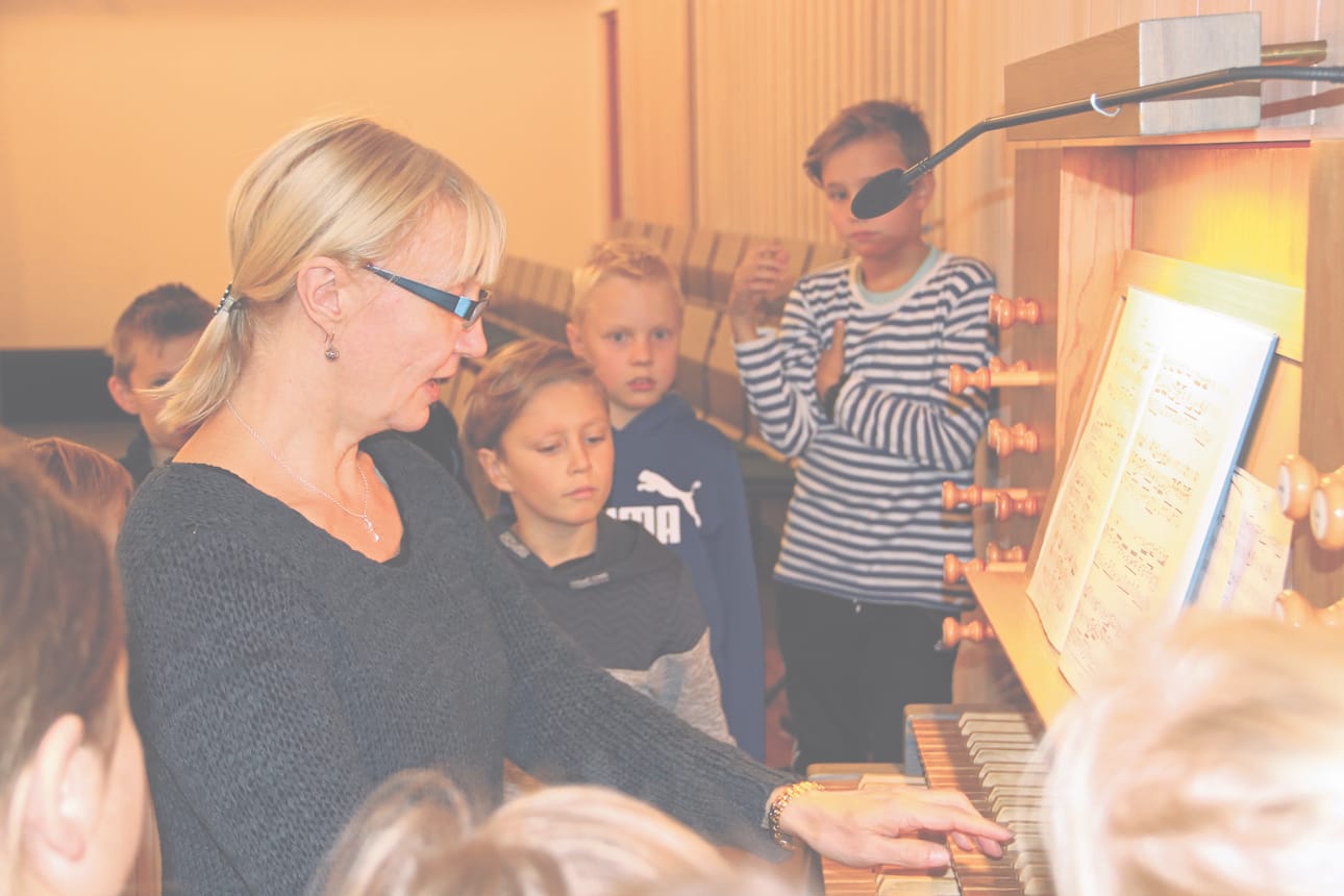 Marjo Irjala esitteli eri instrumentteja, joita uruilla voi imitoida. ”Voiko tällä soittaa rumpuja?”, joku kysyi. Siihen uruista ei sopivaa namikkaa löytynyt.