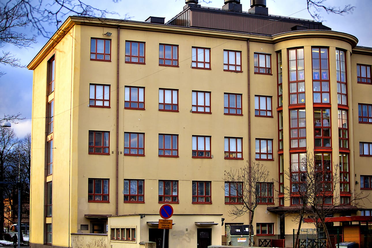 Vaasaan suunniteltava 1100 oppilaan Keskustan yhtenäiskoulu tulee sijaitsemaan useassa eri rakennuksessa. Se tulee jakamaan tilat yhdessä Alma-opiston kanssa.