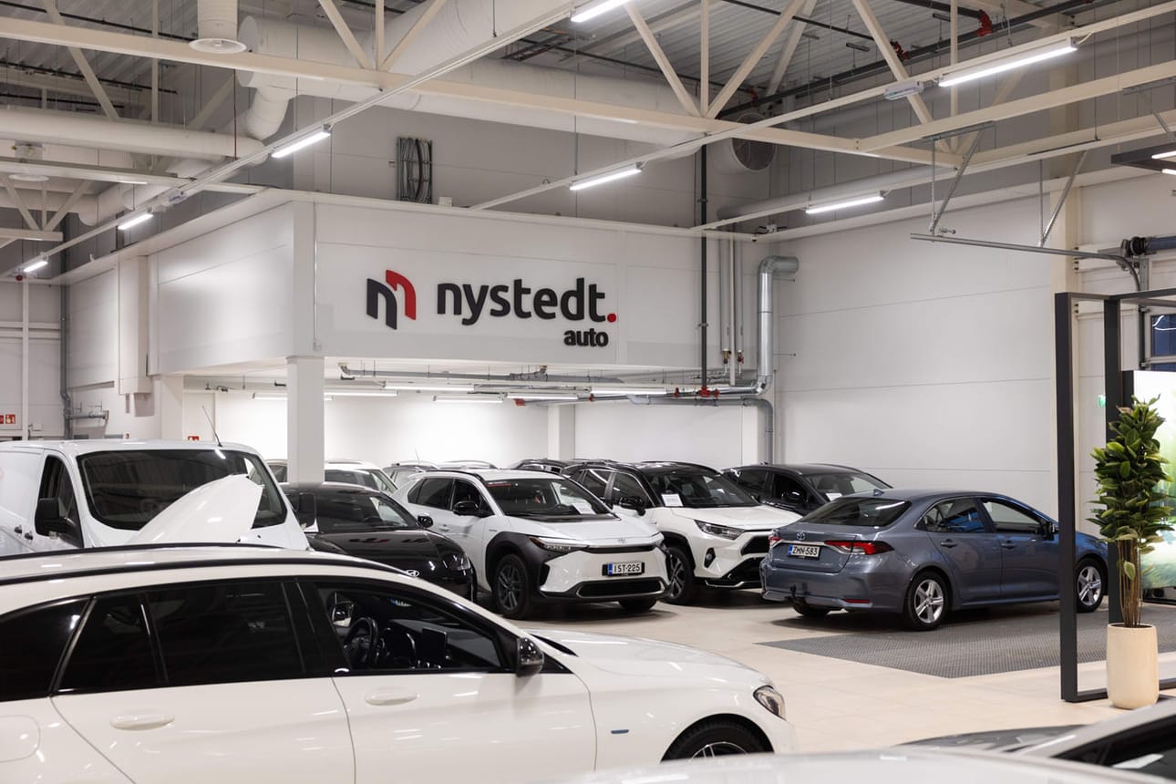 Jo 60 vuotta autoalalla toiminut Autoliike Nystedt tarjoaa monipuolisen valikoiman niin uusia Toyotoja kuin kaiken merkkisiä vaihtoautoja.