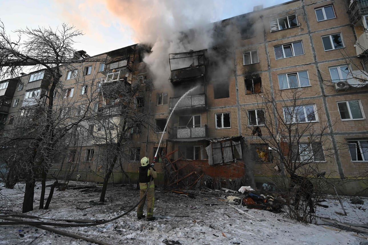 Harkovassa sammutettiin paloa Venäjän iskun jälkeen tiistaina.