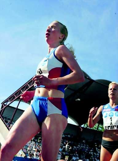 Karkasi. Annemari Sandell-Hyvärinen karkasi Oulun Pyrinnön Maija Oravamäeltä puolimatkassa. Maalissa kilpailijoiden eroa oli jo lähes minuutti.