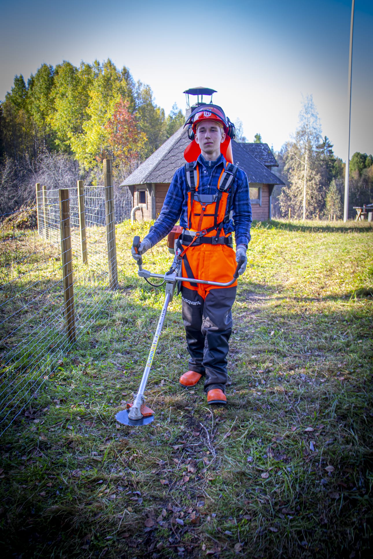 Palon lammaslaidun tulee myötäilemään Markkuun luontopolkua. Ensimmäisen vuoden opiskelija Joona Sääskilahti on matkalla työmaalle. - Tämä on ollut ihan mukava harjoittelukohde. Heinää on ollut aika paljon, mutta myös tiheää risukkoa ja vaikeakulkuista maastoa.