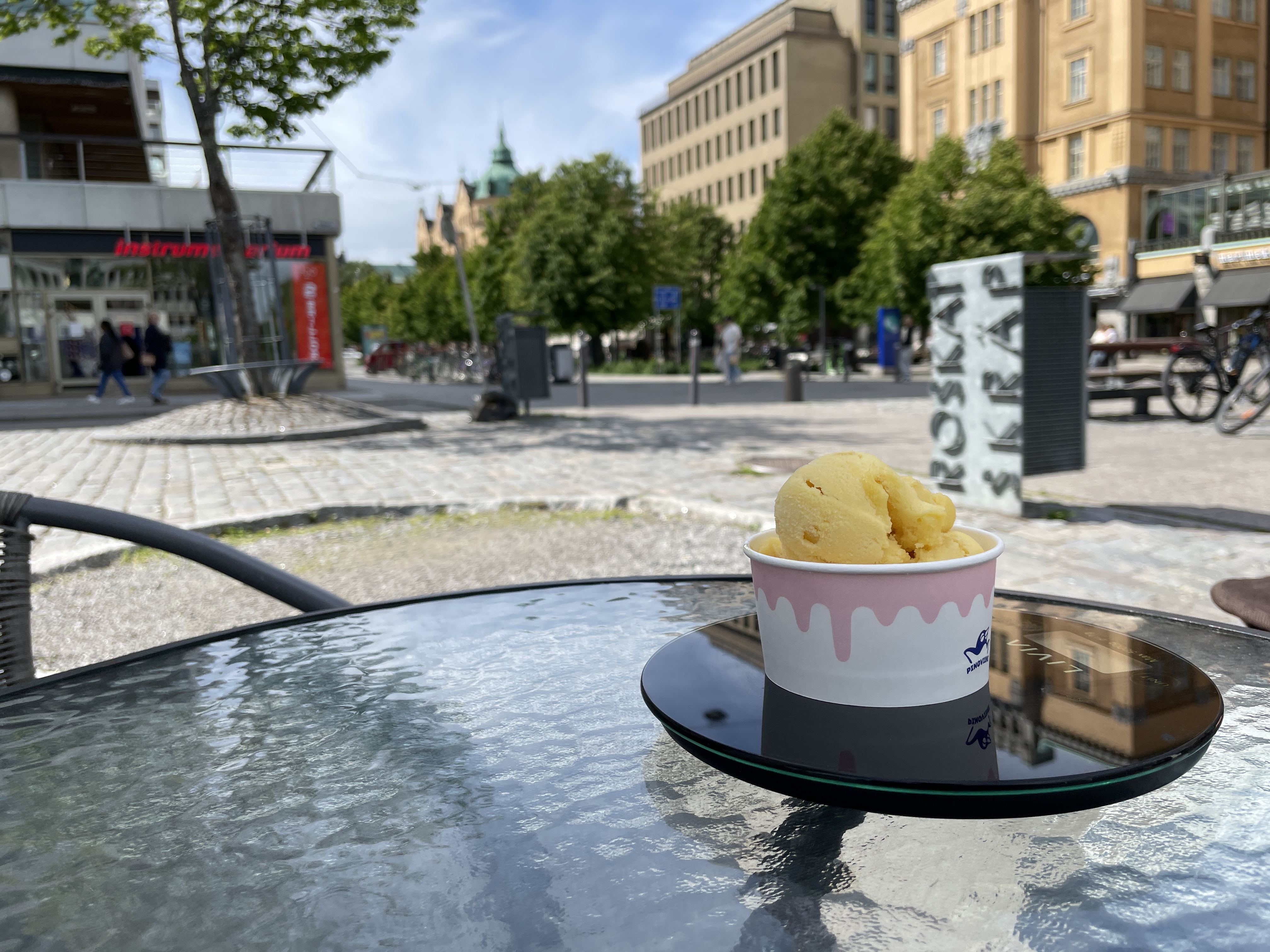 Selvitimme mistä saa Vaasan suurimman jäätelöpallon – Tältä kioskilta saat eniten vastinetta rahallesi