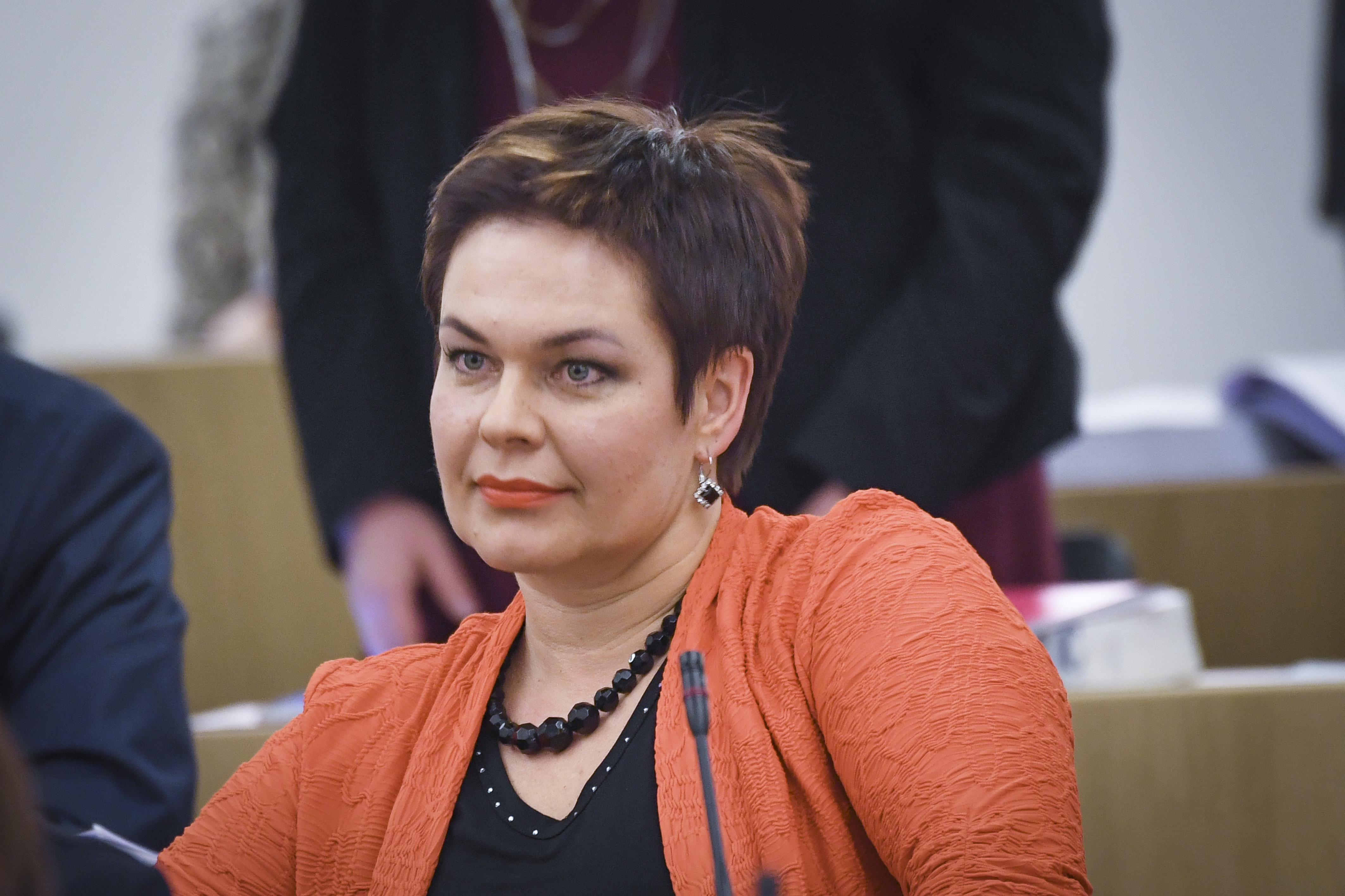 Keskustan varapuheenjohtaja ei osallistu linnan juhliin - taustalla rouva Jenni Haukion puhe