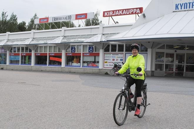Kesäaikaan Aulikki Linna aikoo pyöräillä työmatkansa 2–3 kertaa viikossa. KUVA: EEVA-LIISA KULJU