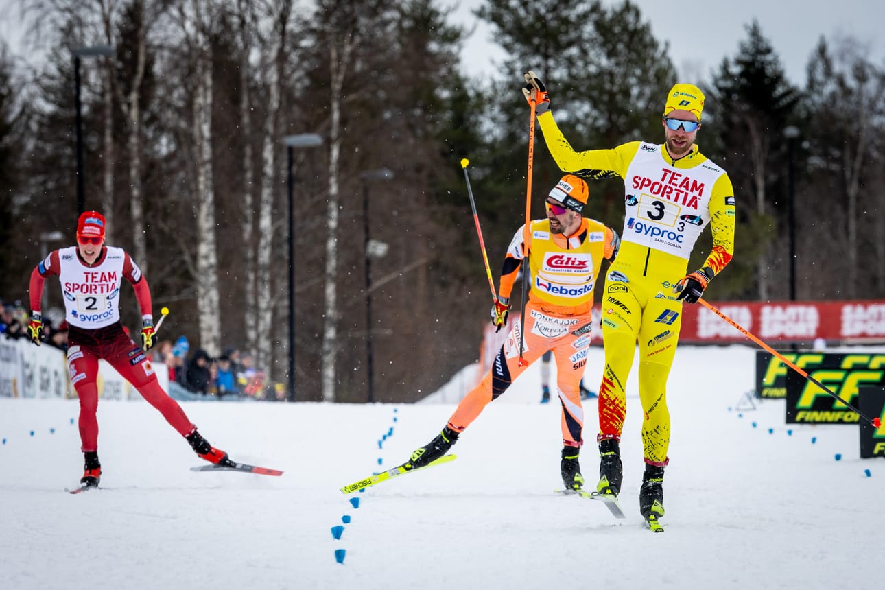 Pohti Ski Teamin Joni Mäki tuuletti maalissa ensimmäisenä. Jämin Jänteen Ristomatti Hakola varmisti, ettei puna-asuinen Miro Karppanen ja Imatran Urheilijat yllä ohi.