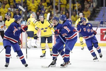 Yhdysvallat pilasi Ruotsin nuorten jääkiekon MM-kultaunelman – ottelu sai ruman lopun pelaajien nujakoitua verissä päin
