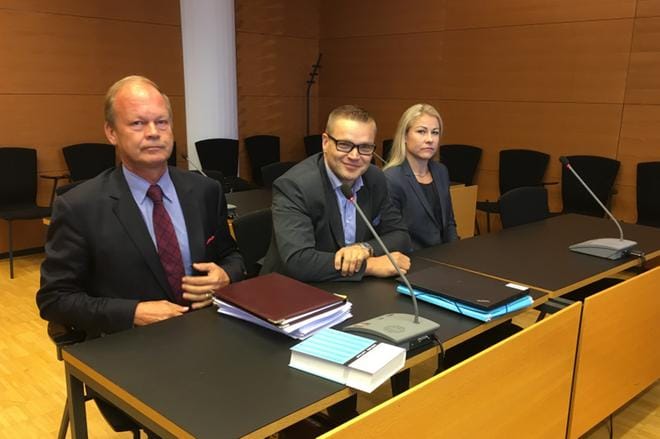 Kansalaispuolueen Sami Kilpeläistä (kesk.) kuultiin torstaina Helsingin käräjäoikeudessa. Myös Piia Kattelus on torstaina äänessä. Heitä avustaa asianajaja Antti Sorjonen (vas.). KUVA: MARKKU UHARI