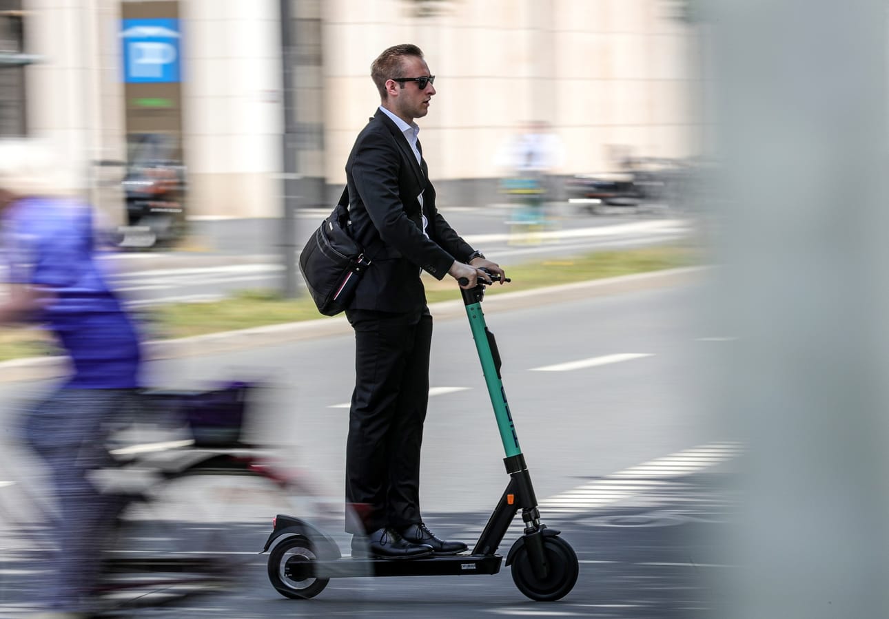Sähköpotkulautoja vuokraava Tier Mobility -yhtiö aloitti toimintansa saksalaisessa Frankfutin kaupungissa kesäkuussa 2019.
