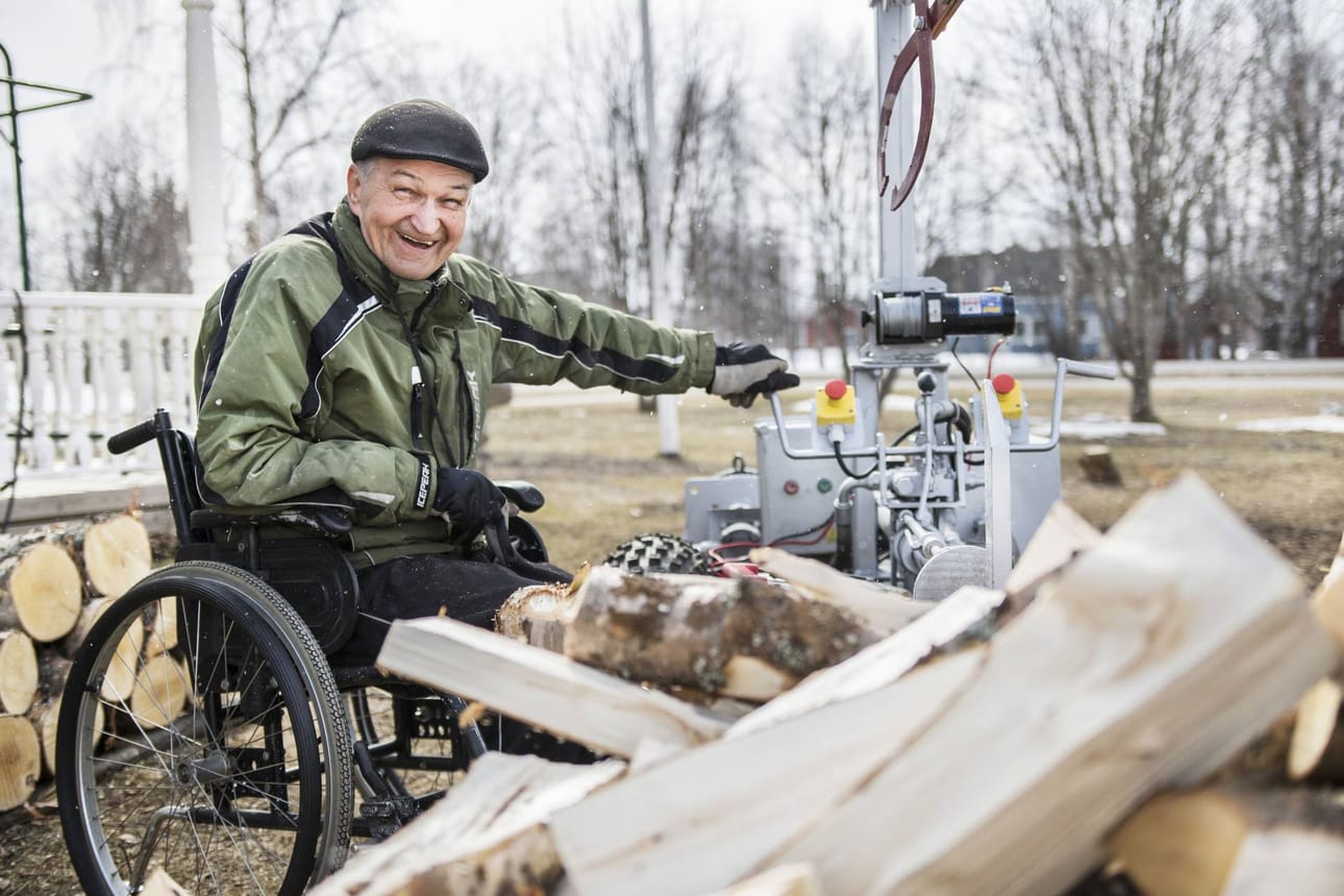 "Pitää mielen virkeänä, kun pystyy tekemään jotain", Markku Kenttälä tuumii.