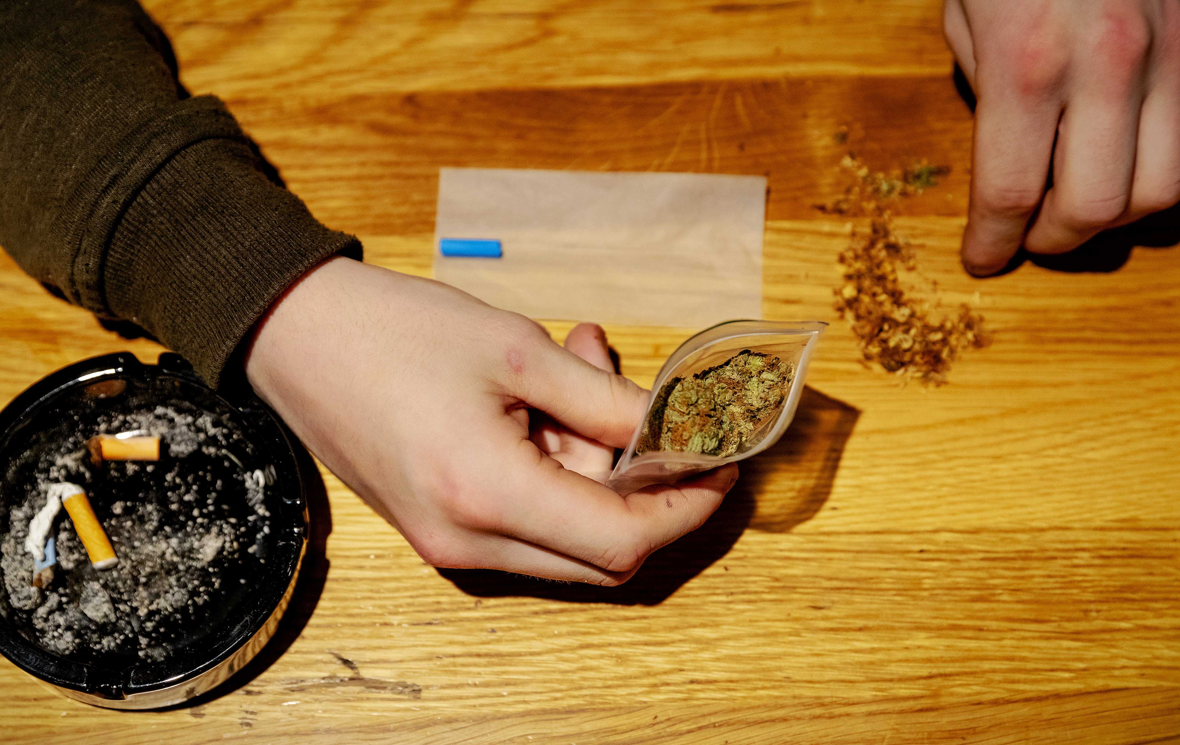 Huumausaineen käyttörikokseksi katsotaan käyttämisen lisäksi vähäisen määrän hallussapito ja yritys hankkia huumeita omaan käyttöön.