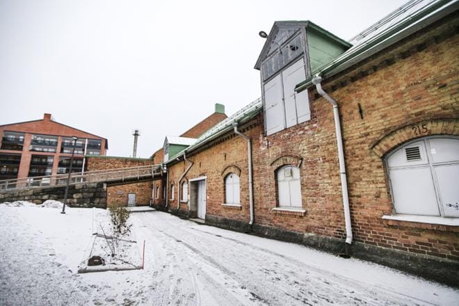 Ratkeaako kulttuurihistoriallisesti arvokkaan rakennuksen tulevaisuus pian? Neuvotteluja Kalevan navetasta on käyty pitkään. Nyt näyttää, että tulosta alkaa tulla. KUVA: KRISTA LUOMA