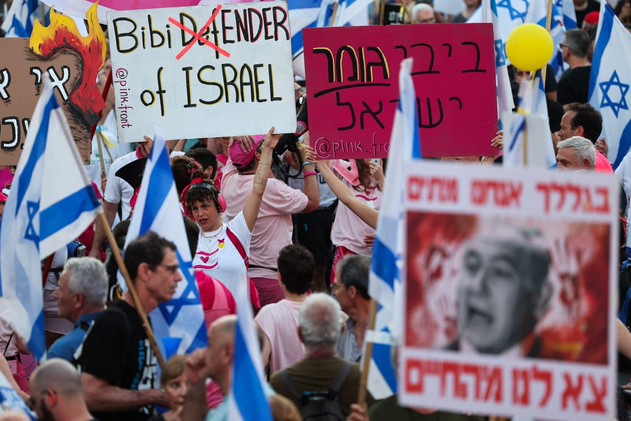 Hallituksen vastainen protestijärjestö Hofshi Israel arvioi, että lauantaiseen mielenilmaukseen osallistui yli 150 000 ihmistä. LEHTIKUVA/AFP