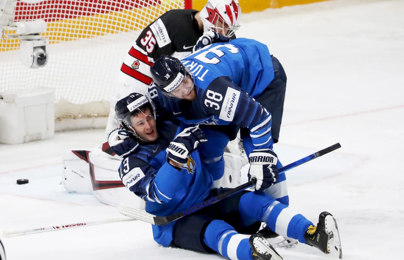 Kun kaikki näytti vielä hyvältä: Mikael Ruohomaa (jäässä) iski Suomen avausmaalin MM-finaalissa.