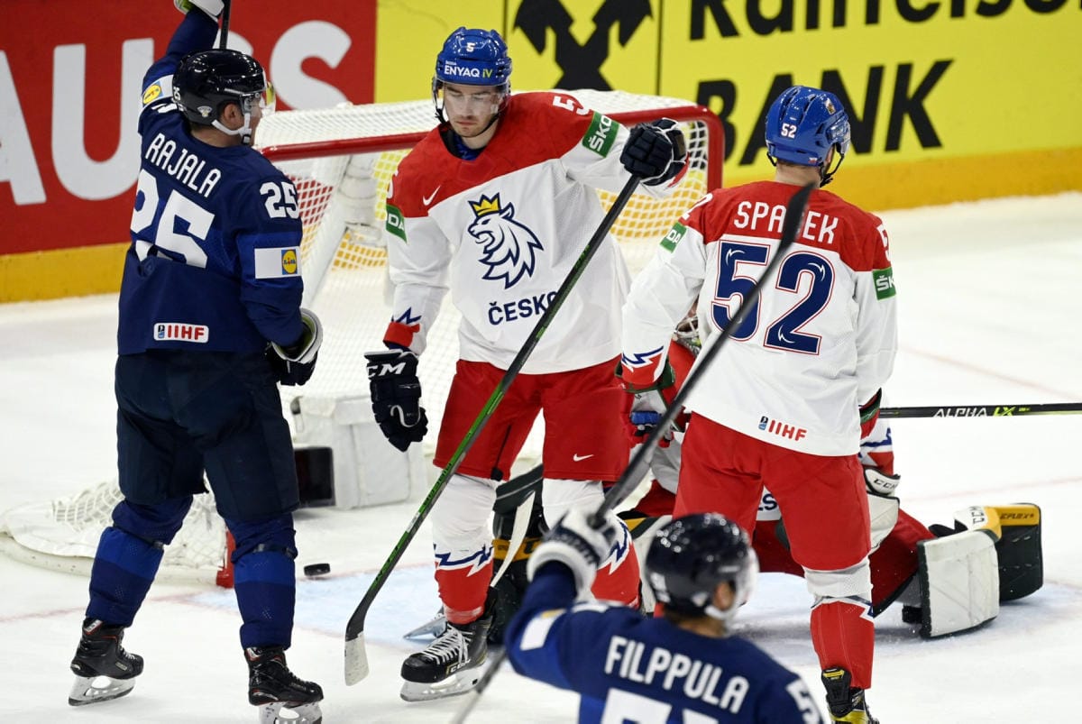 Toni Rajala (vas.) viimeisteli Suomen 3-0-maalin. LEHTIKUVA / Vesa Moilanen