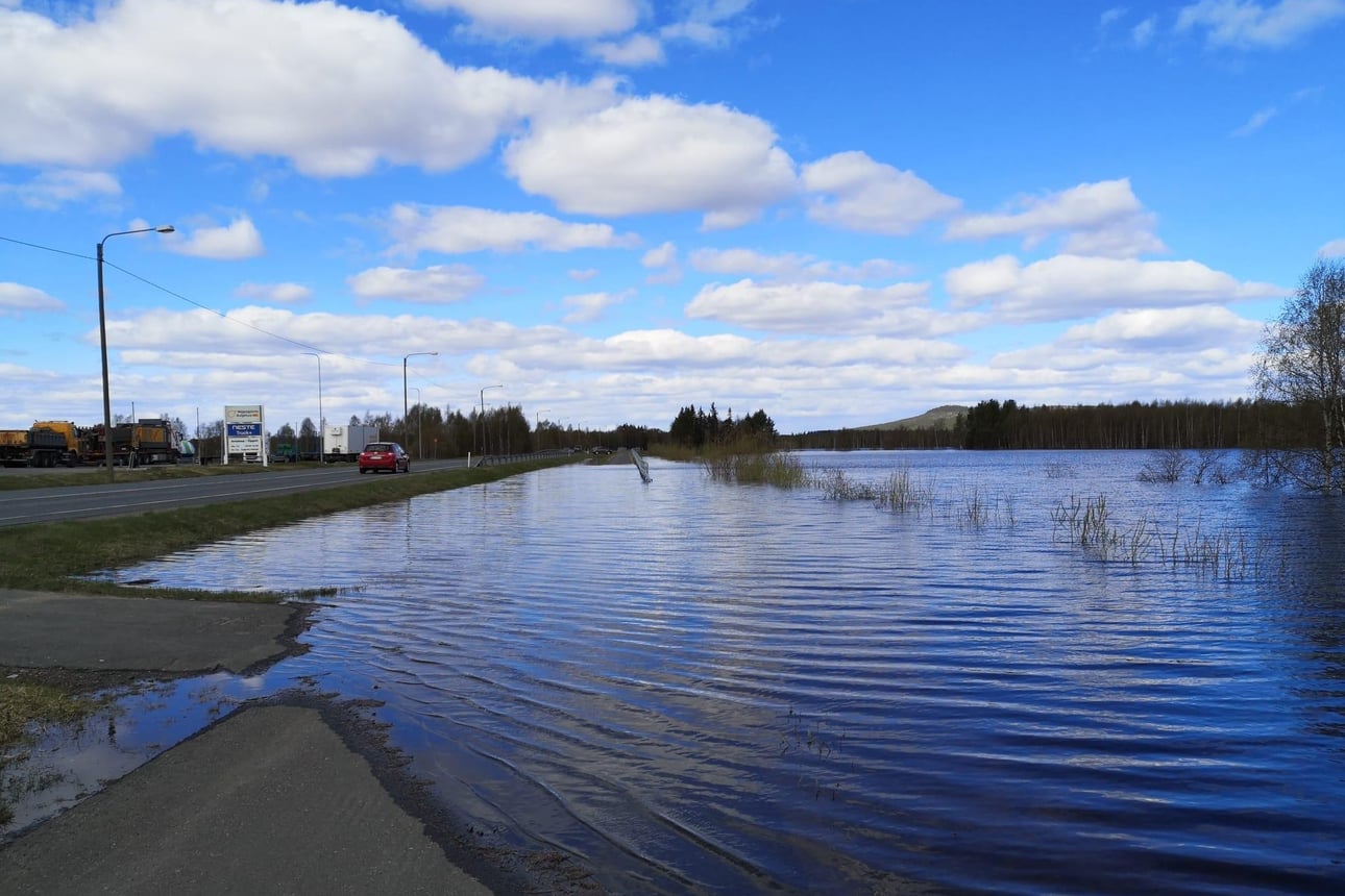 Ounasjoki nousi Kittilässä vahinkorajan tuntumaan, Tornionjoella vesi voi nousta vielä 40 senttimetriä