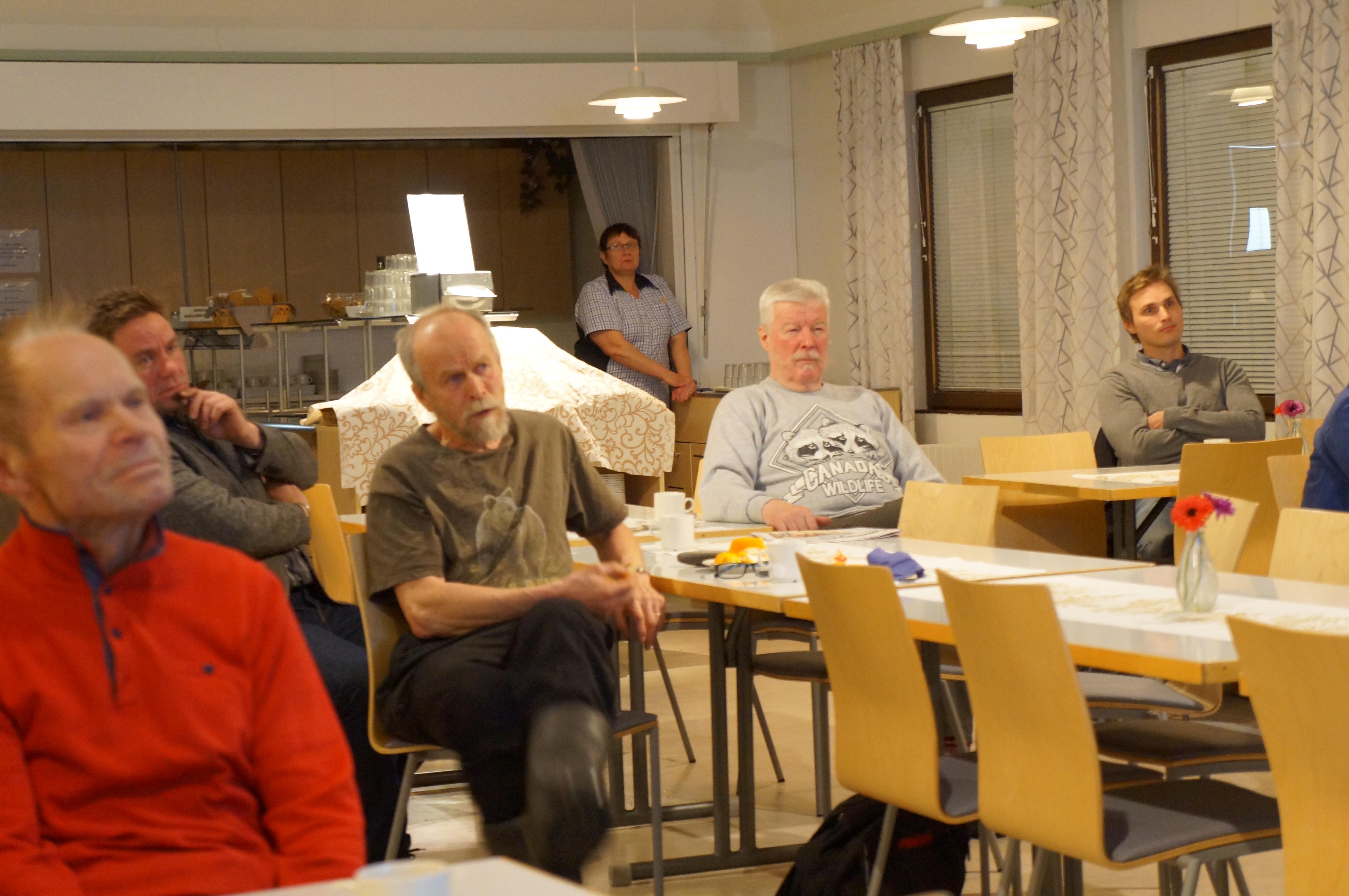 Tilaisuudessa oli keskustelemassa noin 20 henkilöä.