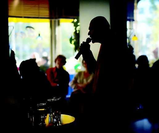 Offina Kuopiossa. Oululainen Tanssia tyrkyllä -festivaalikin sai todistaa laulavaa Jorma Uotista. Pelkään rakastaa kuuluu Kuopion tanssii ja soissa Off-osastoon. Vähemmän tanssiva, mutta liikkeeseenkin nojaava Uotisen sooloteos Mies, jota ei koskaan ollut... on puolestaan tänään torstaina alkavan festivaalin varsinaista ohjelmistoa.