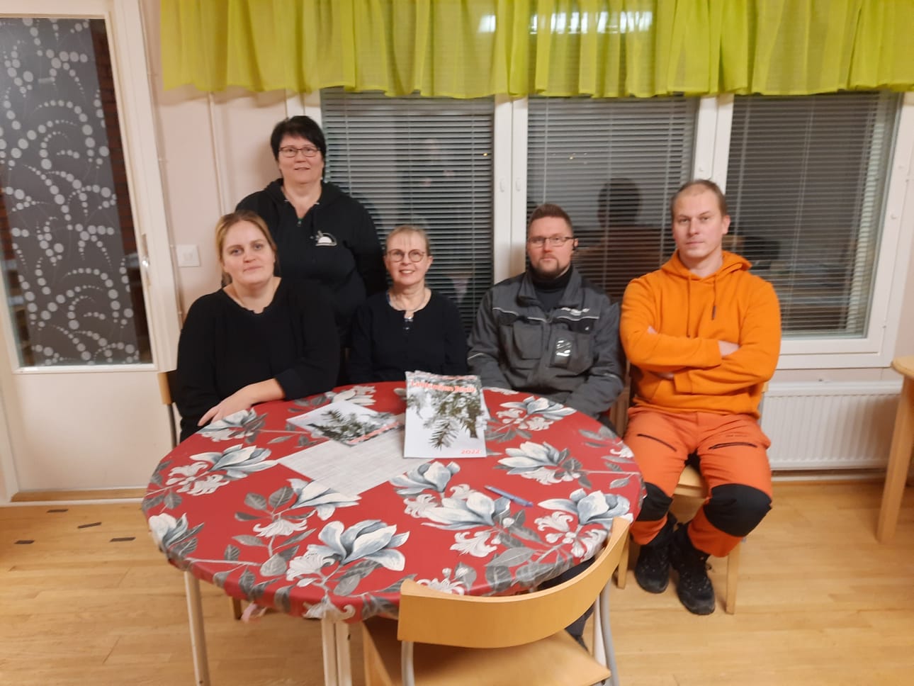 Pauliina Rantala, Tiina Mäenpää, Henri Ojala, Sami Haapaniemi ja Helinä Ojala (takana) ovat urakoineet Lehtimäen Joulun tänäkin vuonna. Nyt työlle etsitään jatkajaa.