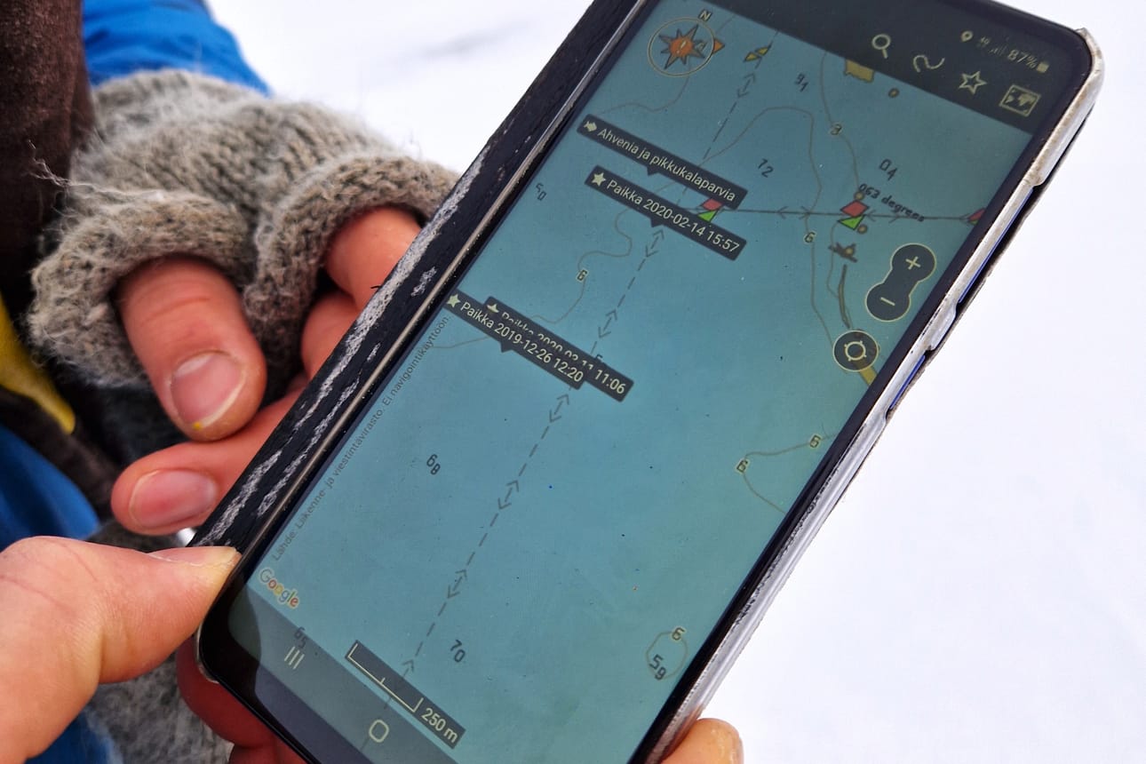 Eemeli Kallio suunnittelee pilkkireissujaan Maastokartat-sovelluksen avulla. Sieltä hän näkee veden syvyyden. Tämä kuva on "Patelan meren" karttakuvasta, sillä Oulunsalon kalapaikat Kallio haluaa pitää omana tietonaan.