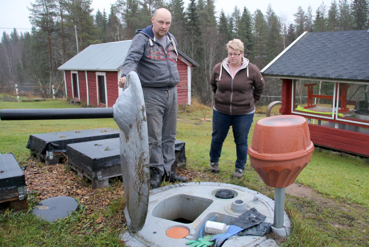 Arto ja Tiina Mikkonen ovat investoineet vuosia sitten kotinsa jätevesien käsittelyyn. Tämän päivän tietämyksellä he hankkisivat panospuhdistamon sijaan uuden likakaivon ja imeytyskentän.