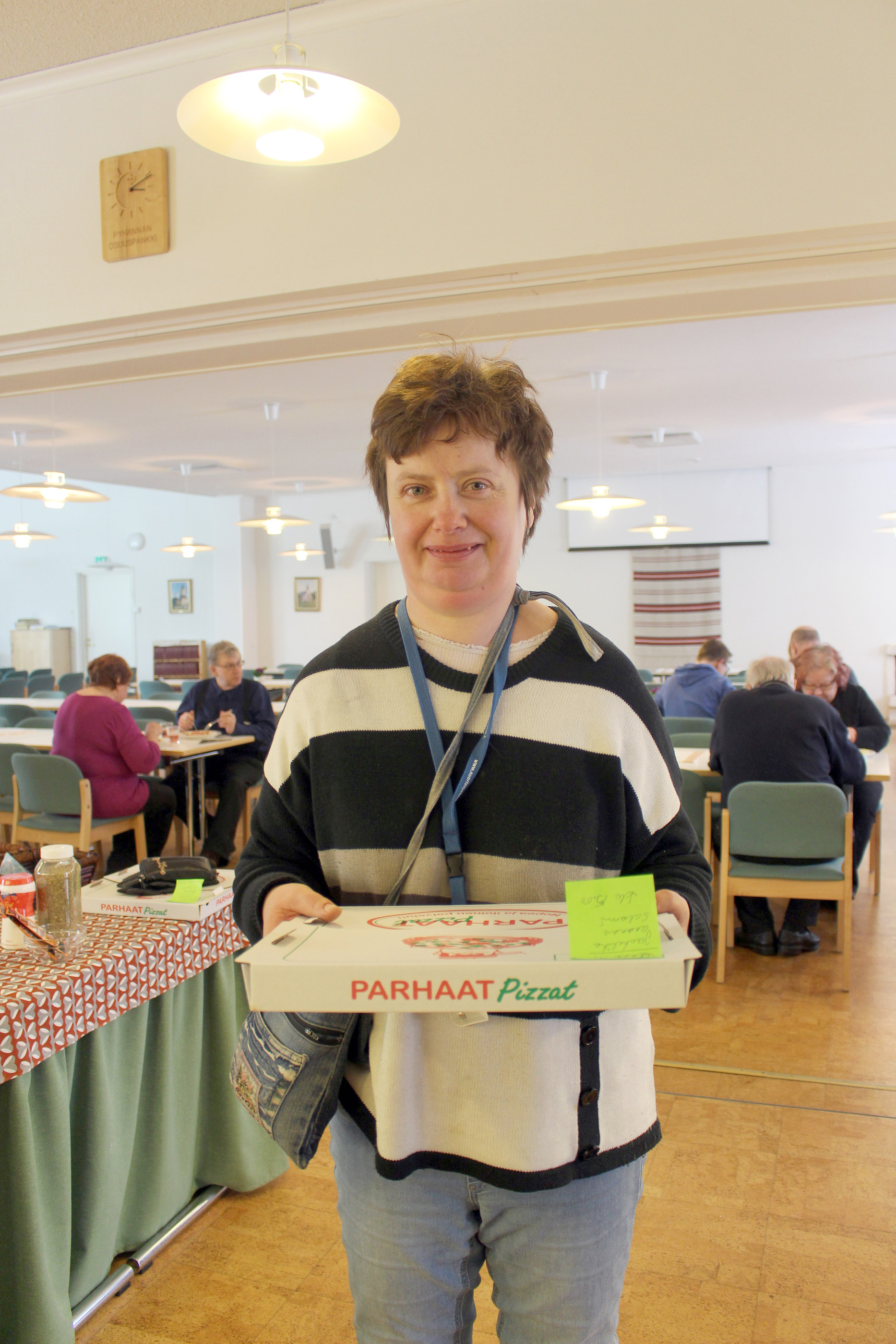 Anne Visurille pizzalla käyminen on harvinaista herkkua. Veljensä kanssa noudetun pizzan täytteeksi valikoitui jauhelihaa, salamia ja ananasta.
