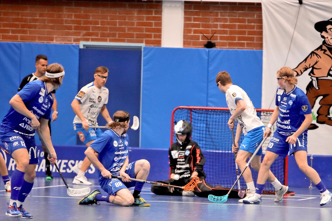 Nurmon Jymyn maalivahti Aki Karjalainen Joutui neljä kertaa poimimaan pallon selkänsä takaa. Kuvan tilannetta todistivat Niko-Arttu Perälä, Juuso Keskinen, Joona Kukko, Juho Repo ja Arttu Saari.