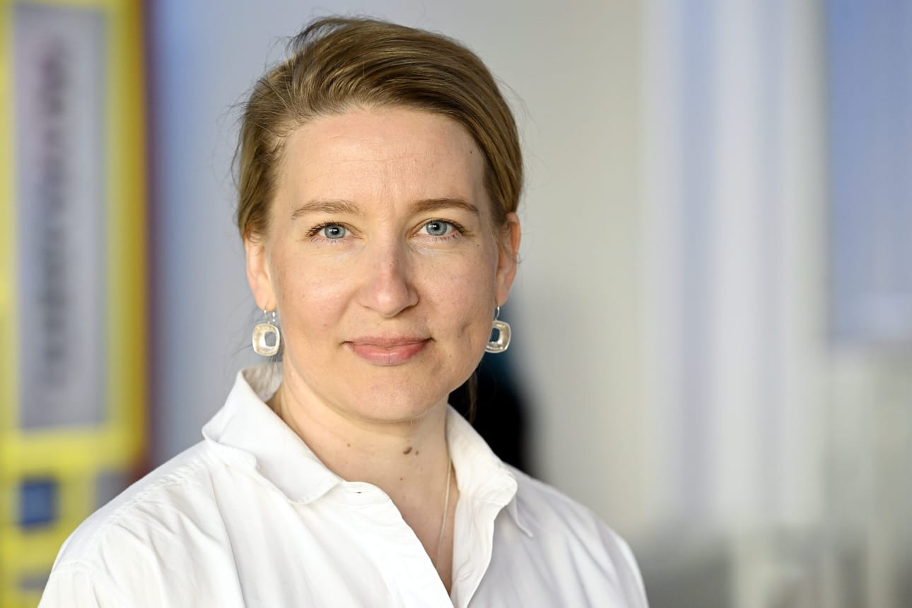 Tampereen yliopiston valtio-opin dosentti ja kansainvälisen politiikan yliopistonlehtori Johanna Vuorelma muistuttaa, että talouspolitiikka vaikuttaa muun muassa sosiaaliturvaan, ympäristöön, terveydenhuoltoon ja koulutukseen, eikä talouspolitiikan asiantuntijuus useinkaan kata näitä alueita.