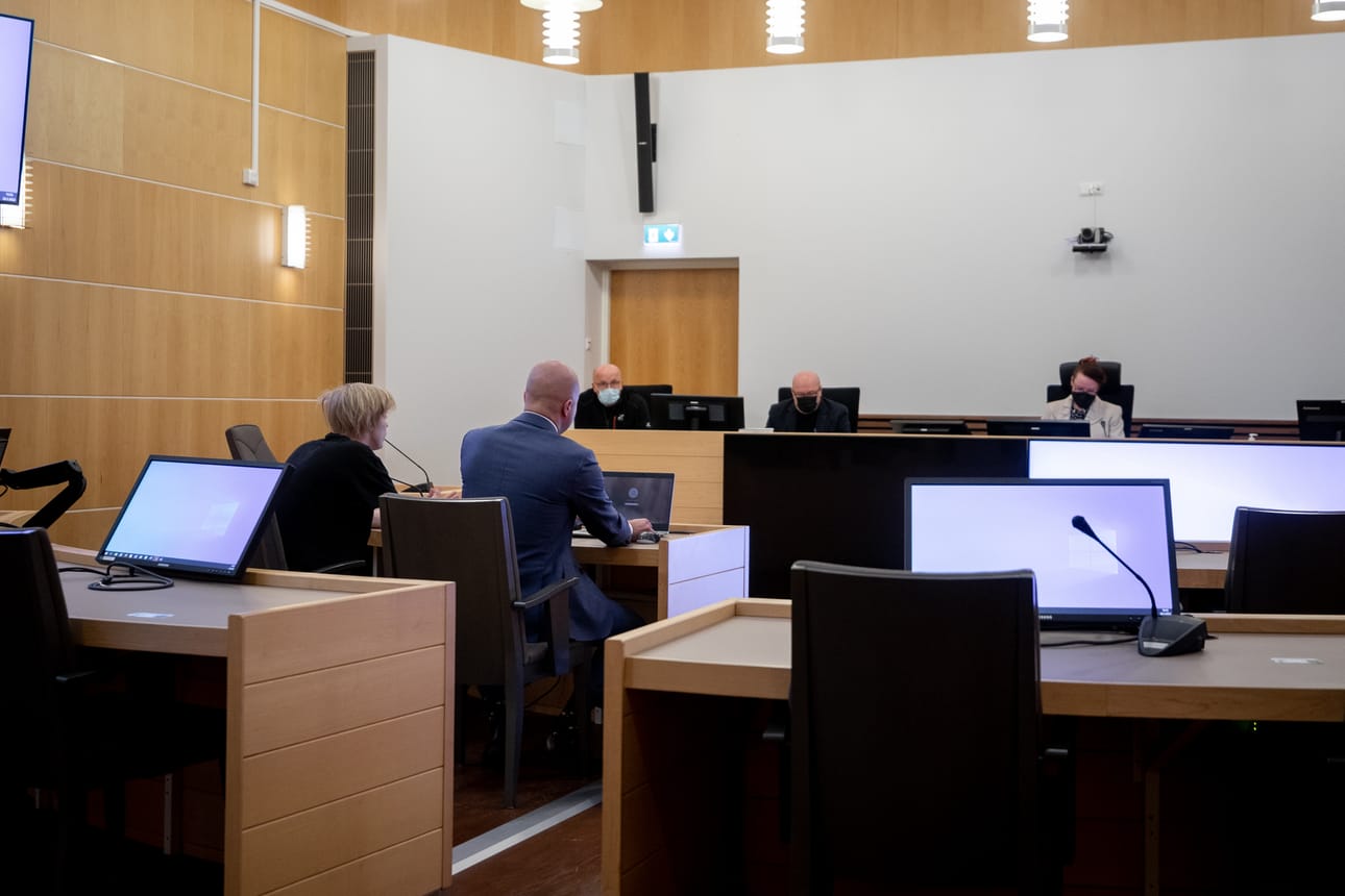 Kurikassa miehen tappamisesta syytetty vastaaja on huomattavan hentorakenteinen.