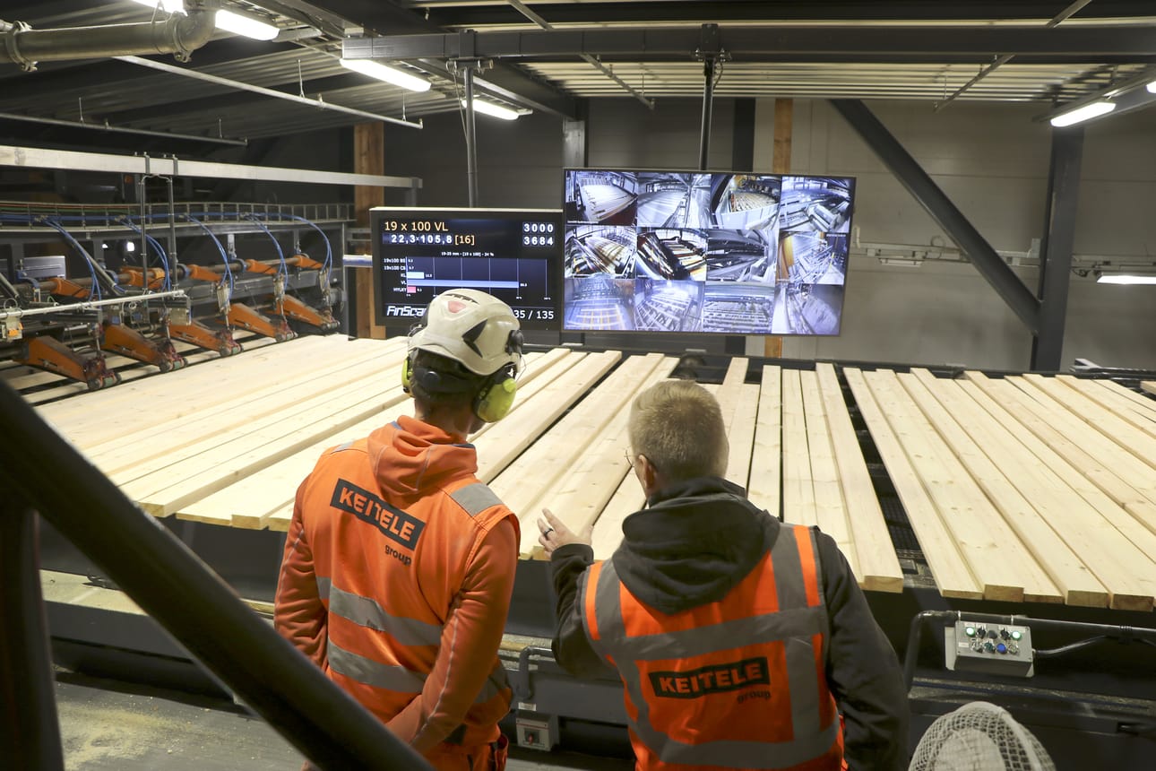 Työnjohtaja Rainer Manninen ja Keitele Timberin liiketoimintajohtaja Matti Kylävainio seuraavat, miten sujuu tuorelajittelun annostelu.