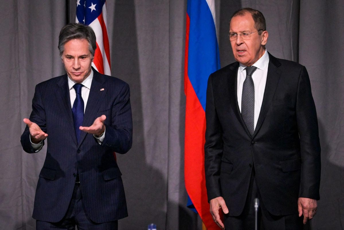 Yhdysvaltain ulkoministeri Antony Blinken ja Venäjän ulkoministeri Sergei Lavrov tapasivat lähellä Tukholmaa Euroopan turvallisuus- ja yhteistyöjärjestö Etyjin ministerikokouksen yhteydessä. LEHTIKUVA/AFP