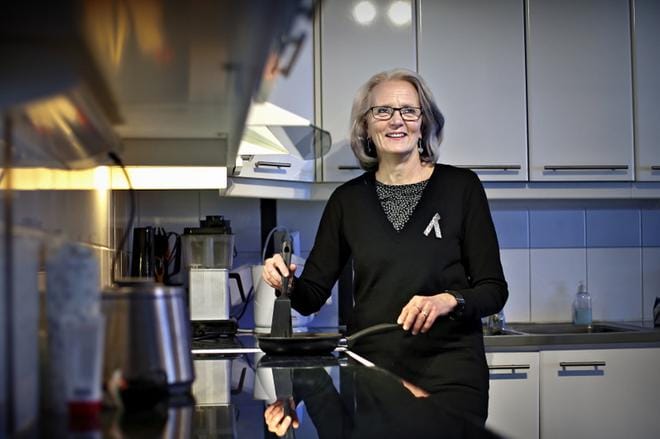 Seinäjokelainen rehtori Kaisa Isotalo ei vierasta keittiötä. Hänen unelmanaan on saada vielä yhdistettyä proosa ja tietokirja, eli saada tunnettakin mukaan. Kirjoittamiseen Isotalo on käyttänyt viikonloppuja, lomia ja öitä. KUVA: TOMI KOSONEN