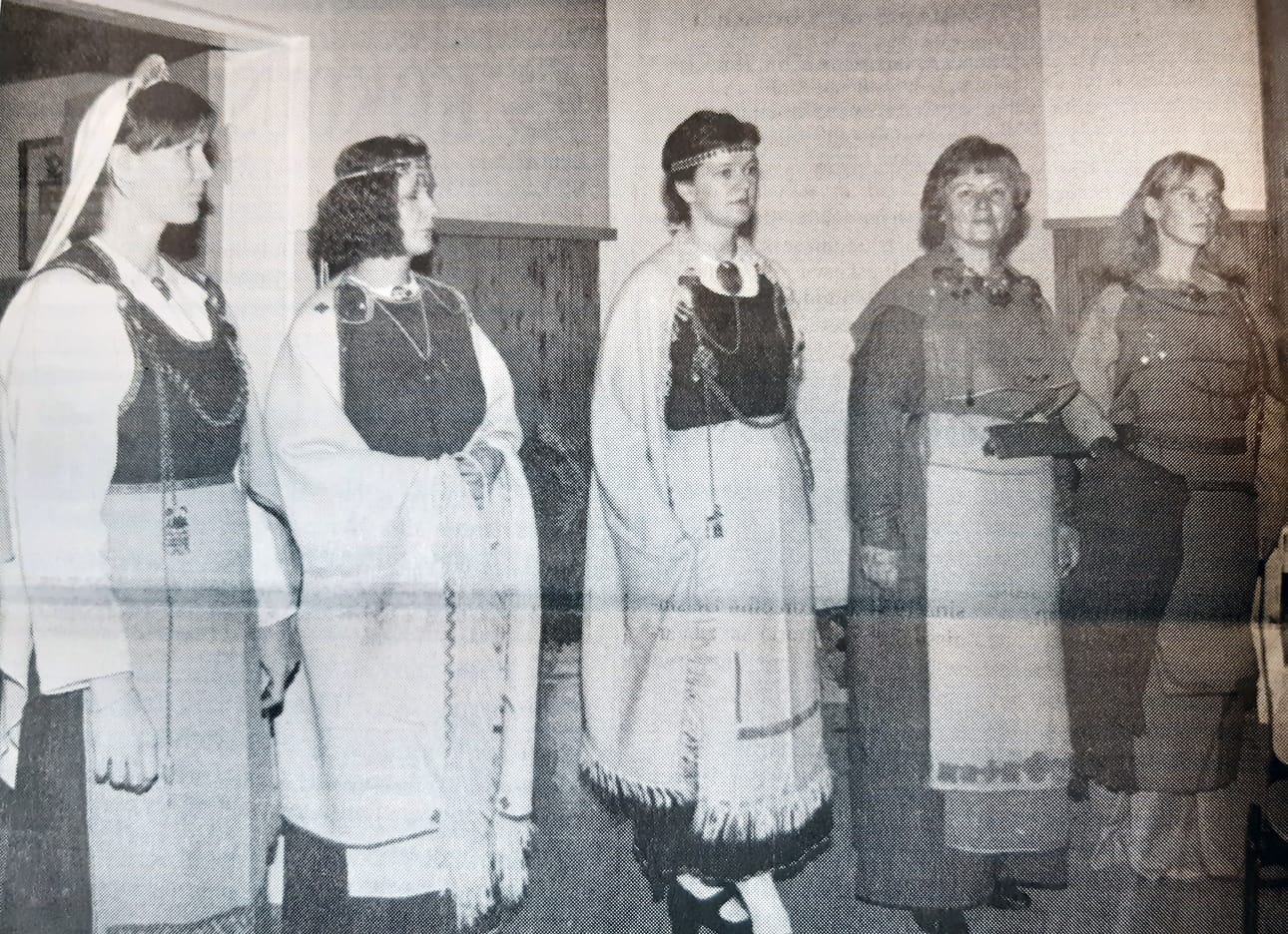 Upeita ja arvokkaita naisten muinaispukuja esittelivät kurejokelaiset Tarja Latvala, Eija Lillstrang, Päivi Kuhalampi, Sisko-Maija Sillanpää ja Anne Yli-Sissala.